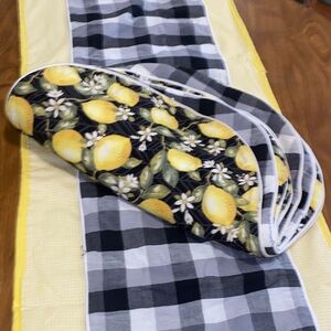 6 piece table set - 2 runners and four placemats